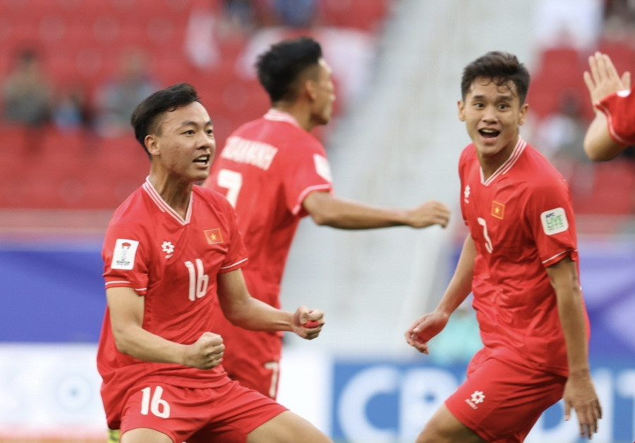 Các cầu thủ Đội tuyển Việt Nam ăn mừng bàn thắng gỡ hoà 1-1 của Đình Bắc ở phút 16. (Ảnh: Hoàng Linh/TTXVN)