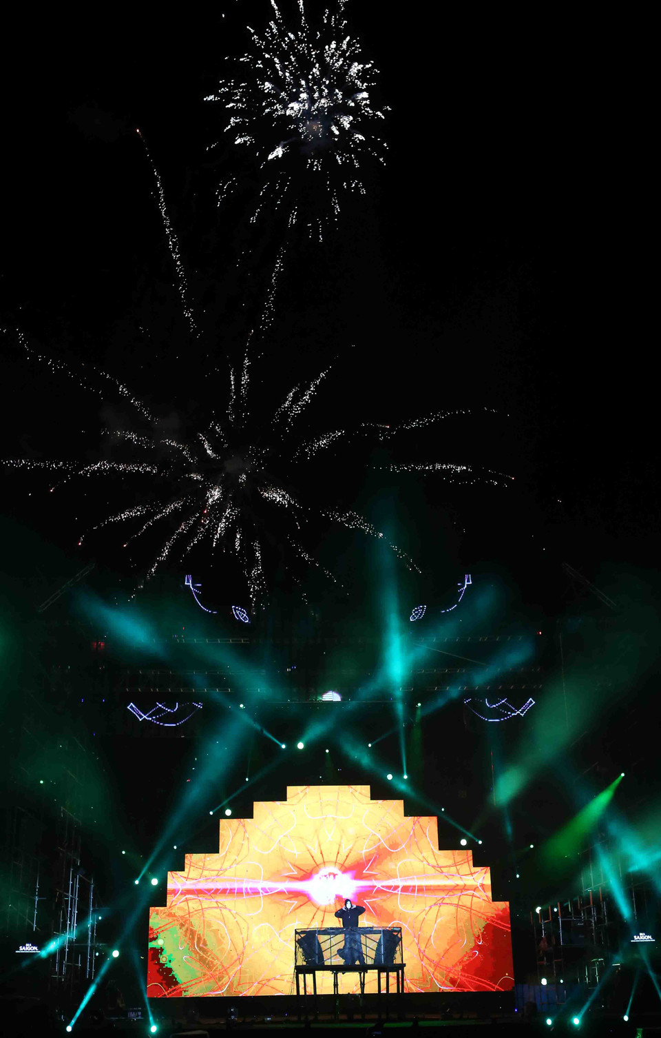 Bắn pháo hoa và biểu diễn của DJ chào đón Năm mới 2016 tại giây phút giao thời. (Ảnh: Trần Lê Lâm/Vietnam+)