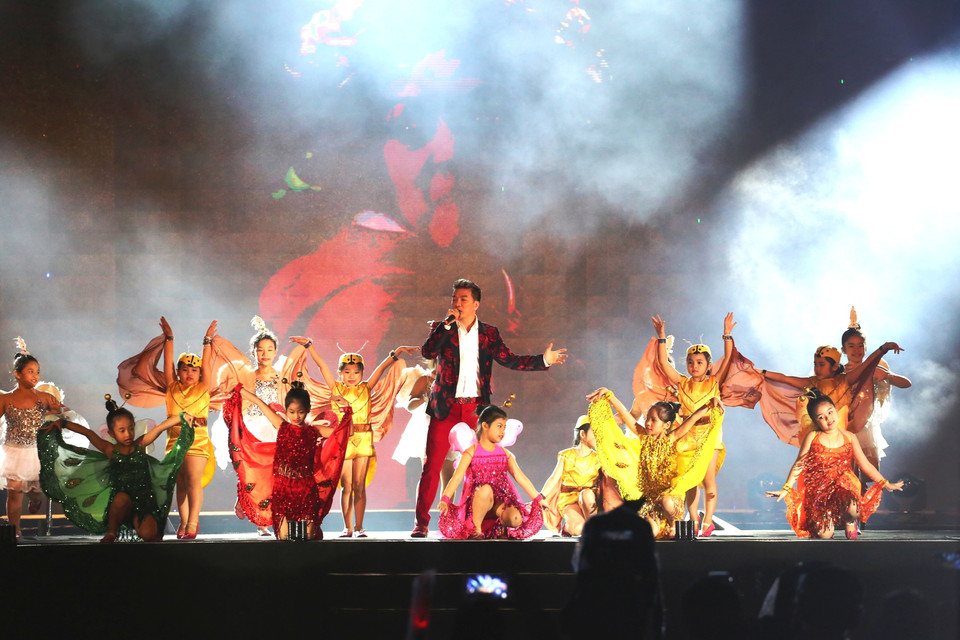 Ca sỹ Đàm Vĩnh Hưng hát mừng năm mới với các em thiếu nhi. (Ảnh: Trần Lê Lâm/Vietnam+)