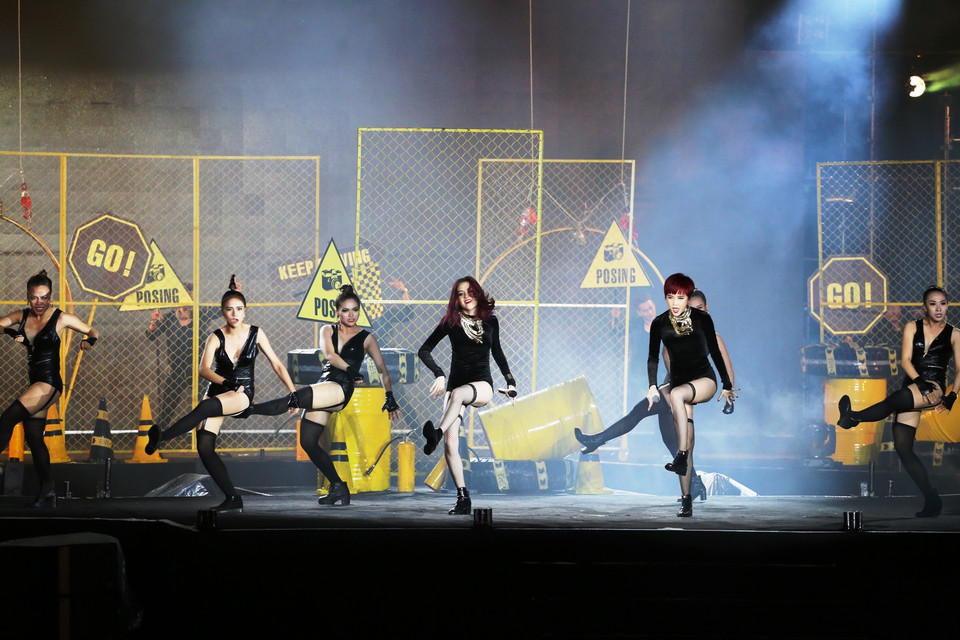 Dàn mỹ nữ làm nóng sân khấu với các vũ điệu hoang dã. (Ảnh: Trần Lê Lâm/Vietnam+)