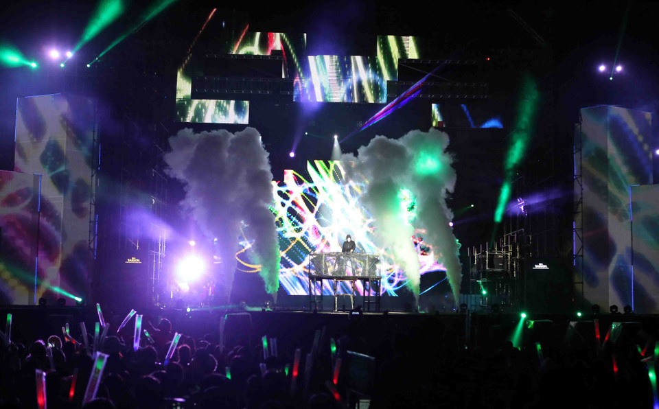 Màn biểu diễn của các DJ làm không khí thêm sôi động. (Ảnh: Trần Lê Lâm/Vietnam+)