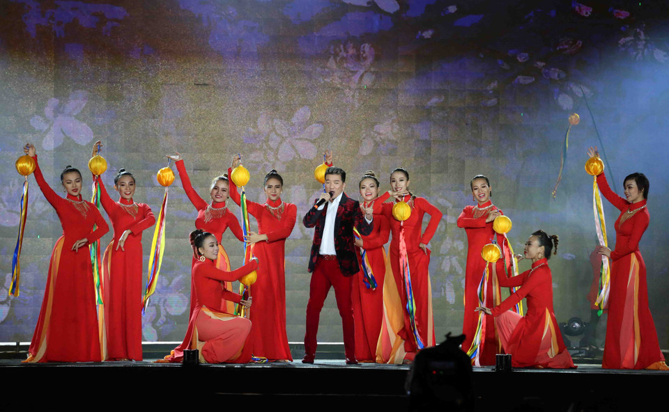 Ca sỹ Đàm Vĩnh Hưng trình diễn một ca khúc tại Special Countdown Party. (Ảnh: Trần Lê Lâm/Vietnam+)