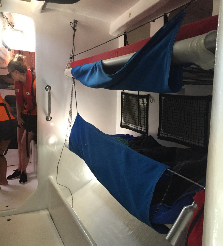 Nơi nằm ngủ của 10 thủy thủ bởi luôn phải có 10 người trên boong để điều khiển con thuyền. (Ảnh: Khánh Linh/Vietnam+)