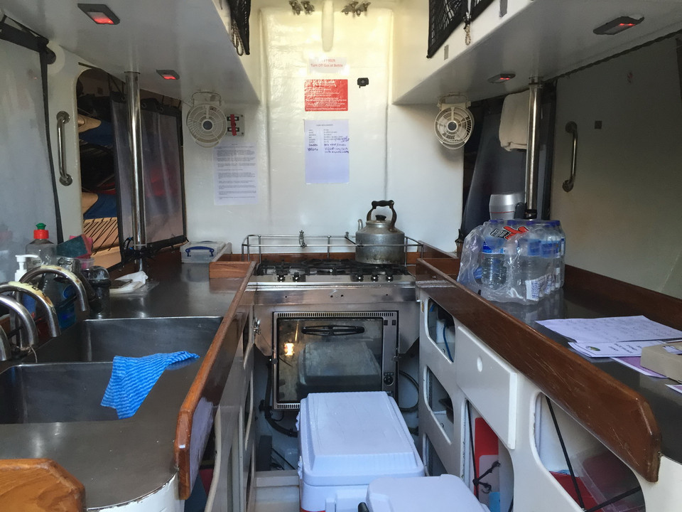 Căn bếp nhỏ dưới khoang thuyền dành cho 20 thủy thủ. (Ảnh: Khánh Linh/Vietnam+)