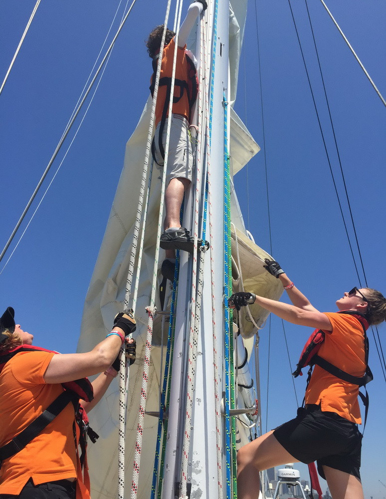 Công việc này cũng không hề dễ dàng chút nào. (Ảnh: Khánh Linh/Vietnam+)