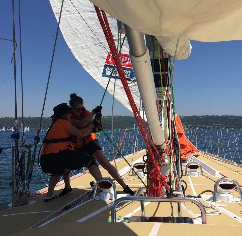 Chuẩn bị thu buồm. (Ảnh: Khánh Linh/Vietnam+)