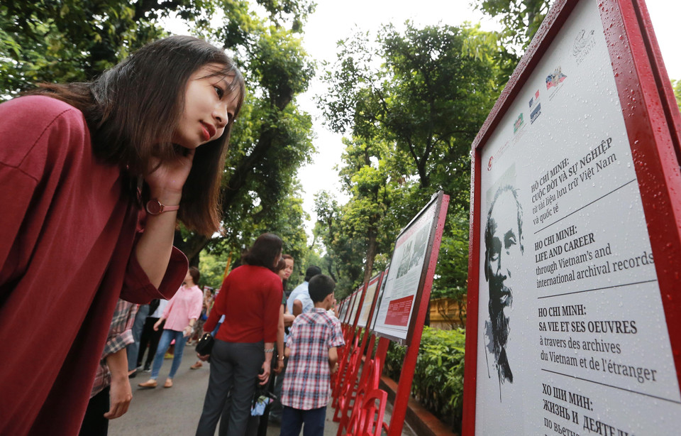 Người dân, du khách tham quan triển lãm về cuộc đời và sự nghiệp Hồ Chí Minh tại Khu Di tích Chủ tịch Hồ Chí Minh. (Ảnh: Lâm Khánh/TTXVN)