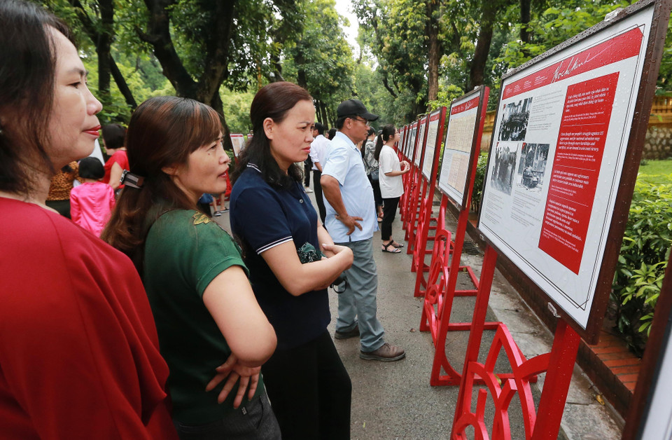 Người dân, du khách tham quan triển lãm về cuộc đời và sự nghiệp Hồ Chí Minh tại Khu Di tích Chủ tịch Hồ Chí Minh. (Ảnh: Lâm Khánh/TTXVN)