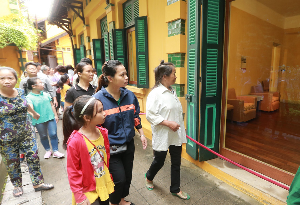 Người dân, du khách đến tham quan Khu Di tích Chủ tịch Hồ Chí Minh. (Ảnh: Lâm Khánh/TTXVN)