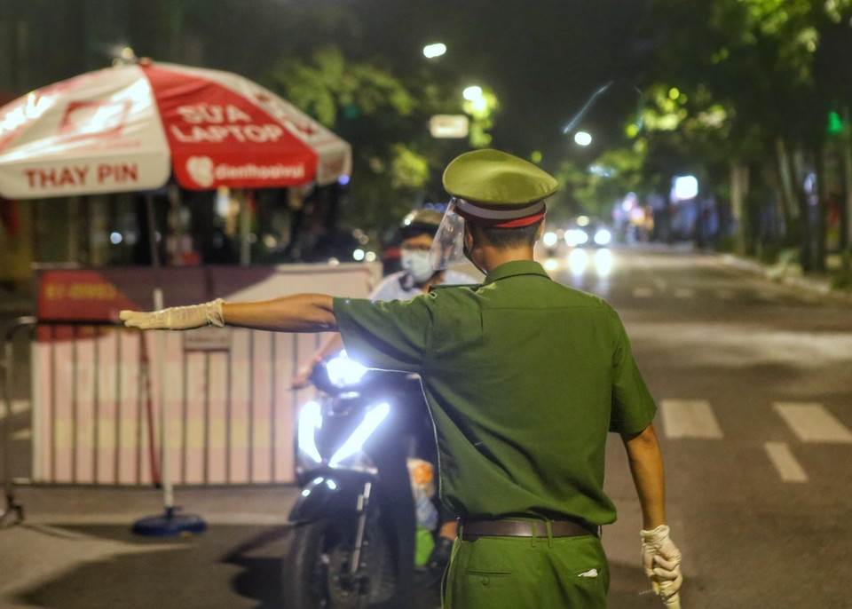 Tất cả phương tiện lưu thông trên địa bàn quận Hoàn Kiếm đều được kiểm soát chặt chẽ. (Ảnh: Tuấn Đức/TTXVN)