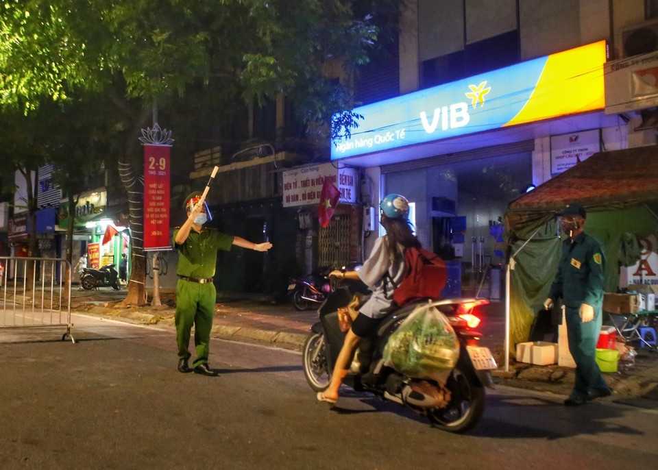 Tổ công tác đặc biệt của Công an quận Hoàn Kiếm hoạt động không cố định mà linh hoạt trên nhiều tuyến phố cổ, bám sát từng địa bàn. (Ảnh: Tuấn Đức/TTXVN)