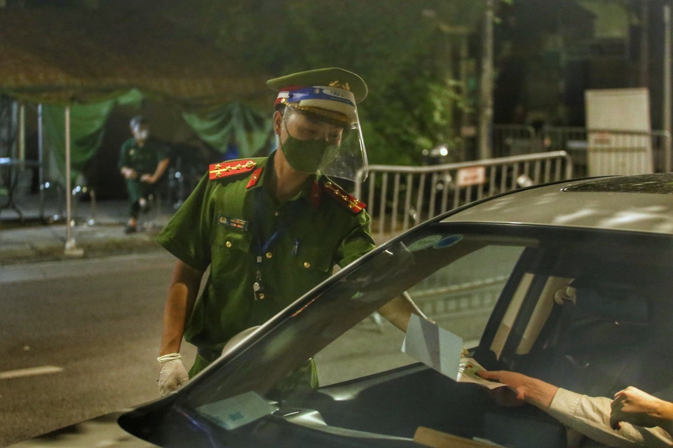 Tổ công tác kiểm tra giấy đi đường của phương tiện lưu thông trên tuyến phố Huế. (Ảnh: Tuấn Đức/TTXVN)