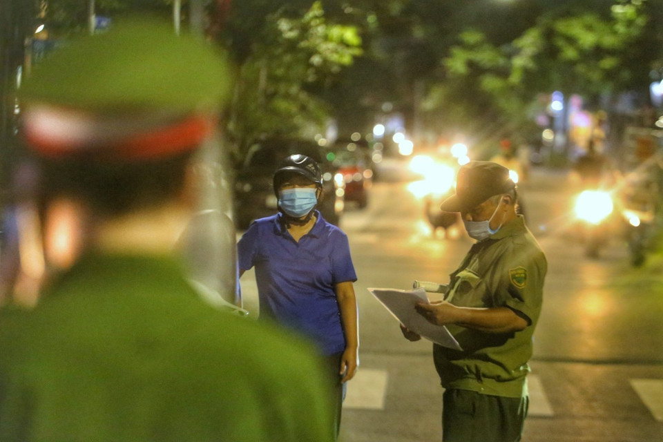 Khi tổ công tác đặc biệt hoạt động ở địa bàn nào, công an phường sở tại có trách nhiệm thông báo cho cán bộ Ủy ban nhân dân phường phối hợp cùng để đảm bảo việc xử lý nghiêm minh. (Ảnh: Tuấn Đức/TTXVN)