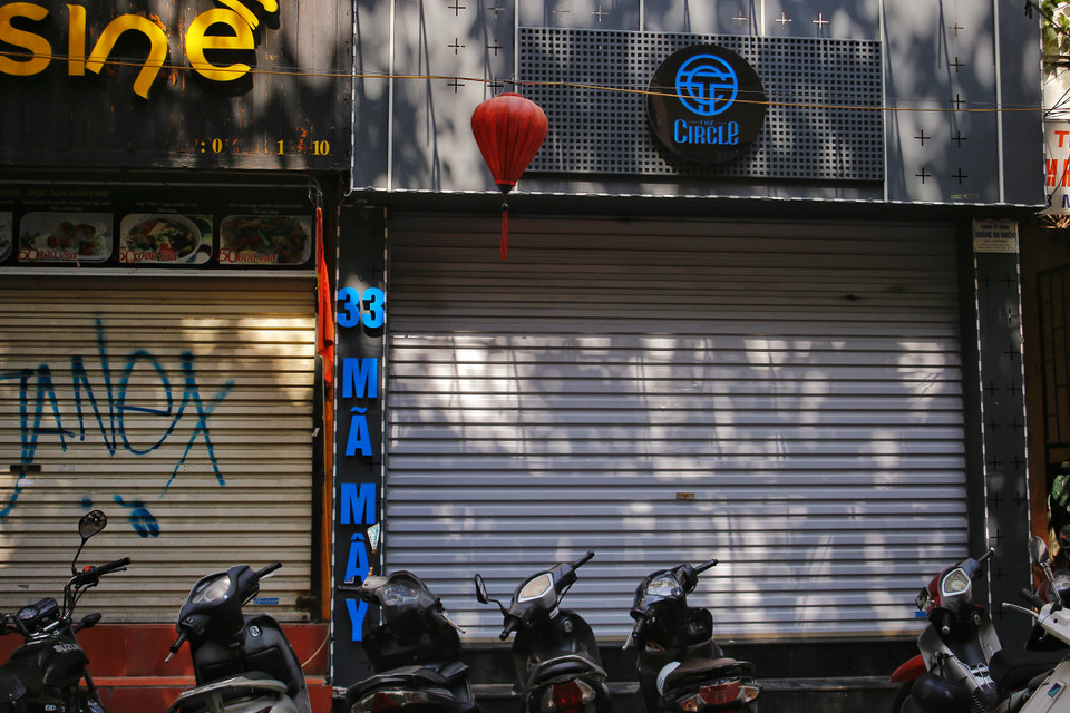  Một số quán bar, pub nổi tiếng trên hai con phố Tạ Hiện và Mã Mây nay cũng đã đóng cửa. Khung cảnh tĩnh lặng, đìu hiu trái ngược với vẻ sôi động thường ngày. (Ảnh: Thế Mạnh/Vietnam+) 