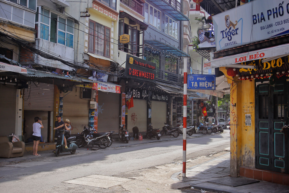 Một số hình ảnh khác về tình hình quán xá tại hai con phố Tạ Hiện và Mã Mây trong chiều ngày 6/5. (Ảnh: Thế Mạnh/Vietnam+)