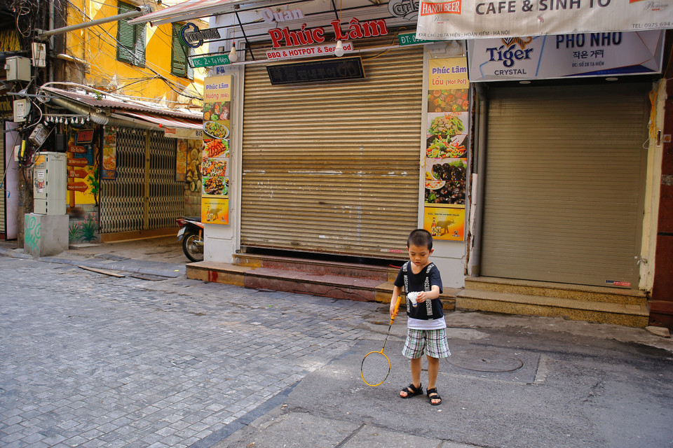 Đường phố vắng bóng du khách, con phố được tận dụng làm sân chơi. (Ảnh: Thế Mạnh/Vietnam+)