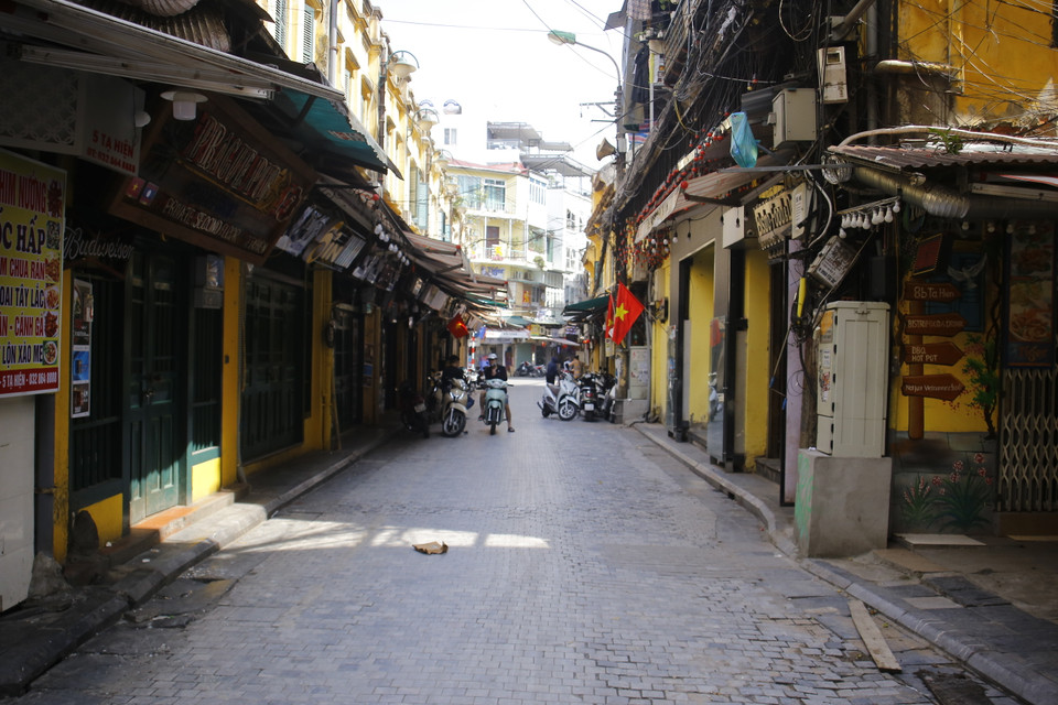 Cảnh tượng tấp nập, sầm uất bậc nhất Hà Nội của con phố “không ngủ” Tạ Hiện ngày nào, nay đã không còn. Thay vào đó là sự vắng vẻ, yên tĩnh từ khi "đóng cửa." (Ảnh: Thế Mạnh/Vietnam+)
