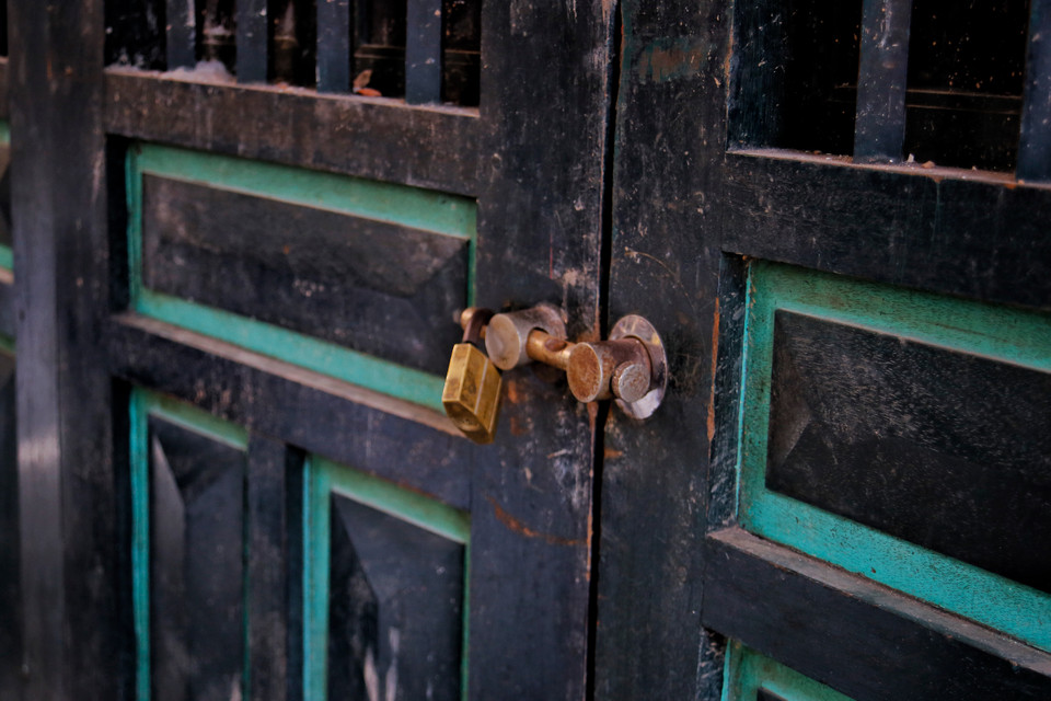 Người dân chấp nhận đóng cửa để phòng, chống dịch COVID-19. (Ảnh: Thế Mạnh/Vietnam+)