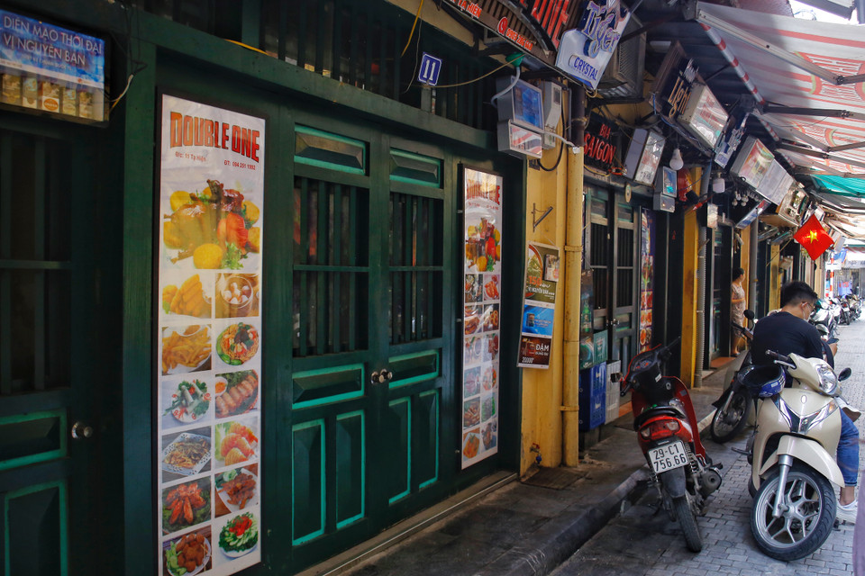 Một số hình ảnh khác về tình hình quán xá tại hai con phố Tạ Hiện và Mã Mây trong chiều ngày 6/5. (Ảnh: Thế Mạnh/Vietnam+)