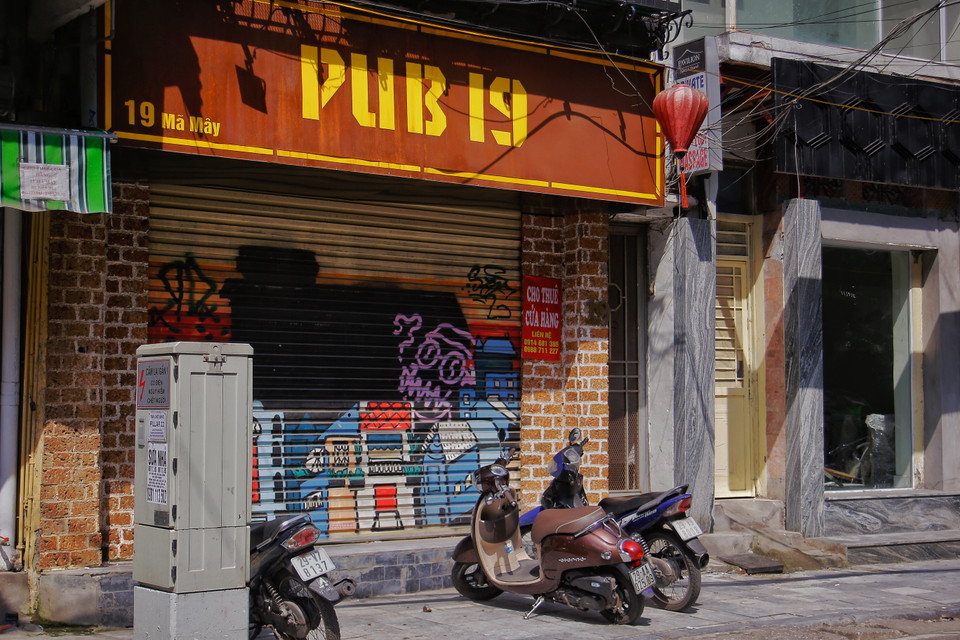  Một số quán bar, pub nổi tiếng trên hai con phố Tạ Hiện và Mã Mây nay cũng đã đóng cửa. Khung cảnh tĩnh lặng, đìu hiu trái ngược với vẻ sôi động thường ngày. (Ảnh: Thế Mạnh/Vietnam+) 