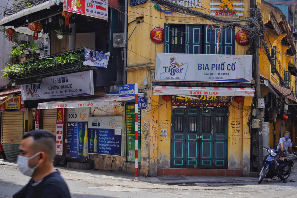 Nút giao giữa phố Tạ Hiện và phố Lương Ngọc Quyến thưa thớt người qua lại, các hàng quán chủ động tạm ngừng phục vụ theo chỉ thị của Ủy ban nhân dân Thành phố Hà Nội. (Ảnh: Thế Mạnh/Vietnam+)