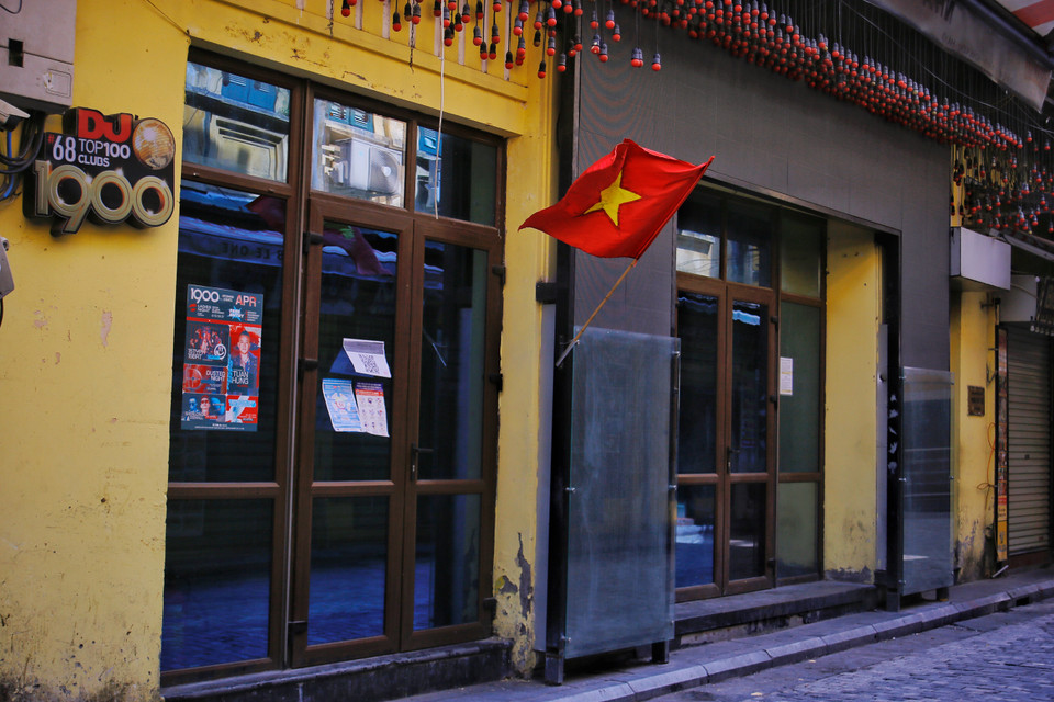  Một số quán bar, pub nổi tiếng trên hai con phố Tạ Hiện và Mã Mây nay cũng đã đóng cửa. Khung cảnh tĩnh lặng, đìu hiu trái ngược với vẻ sôi động thường ngày. (Ảnh: Thế Mạnh/Vietnam+) 