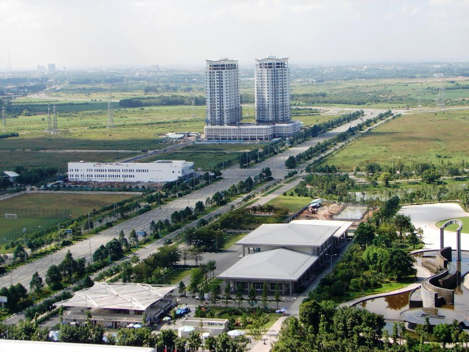 Các cơ sở hạ tầng đang được hoàn thiện tại thành phố mới Bình Dương. (Ảnh: Chí Tưởng/Vietnam+) Tỉnh ủy, Ủy ban Nhân dân và Hội đồng Nhân dân tỉnh Bình Dương vừa thống nhất chọn thành phố mới Bình Dương làm trung tâm hành chính tập trung của tỉnh với mục tiêu phát triển hiện đại, năng động, bền vững với đầy đủ các loại hình phát triển phục vụ cho khoảng trên 125.000 người định cư lâu dài và hơn 400.000 người thường xuyên đến làm việc. Thành phố mới Bình Dương được định hướng là nơi hội tụ, thu hút trí tuệ và phát triển công nghệ, đóng vai trò quan trọng trong việc quy hoạch các phân khu chức năng, cơ sở hạ tầng, các giải pháp phù hợp đạt tiêu chuẩn quốc tế.