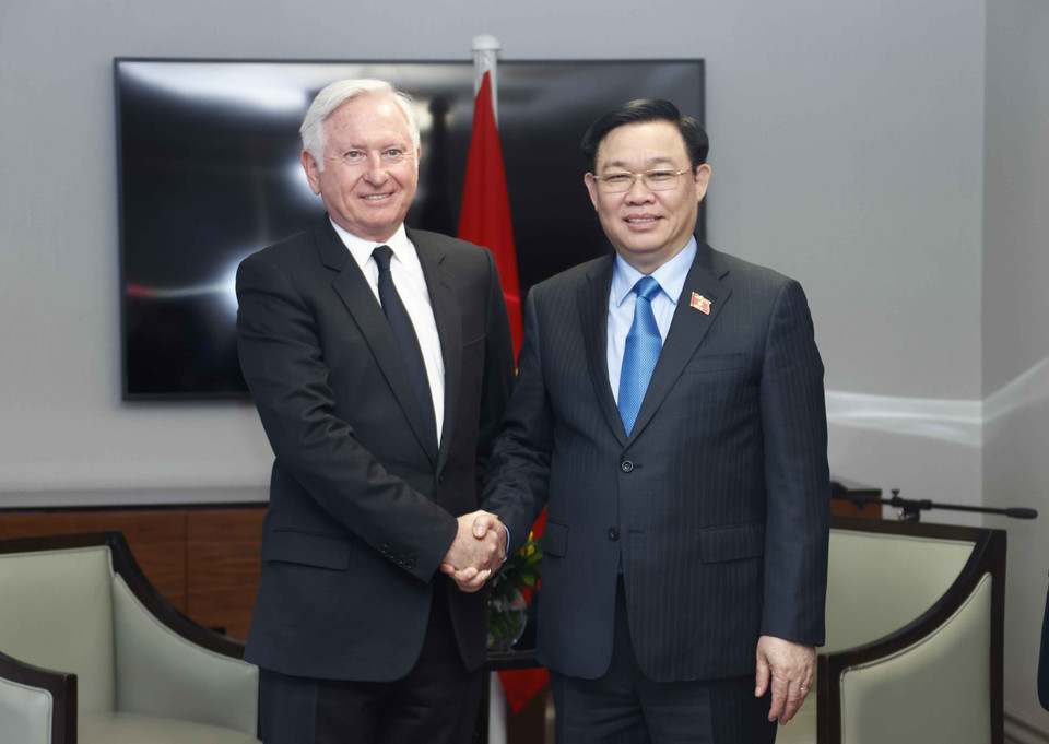 Chủ tịch Quốc hội Vương Đình Huệ tiếp Chủ tịch Pacific Land Partrick Mc Killen. (Ảnh: Doãn Tấn/TTXVN)