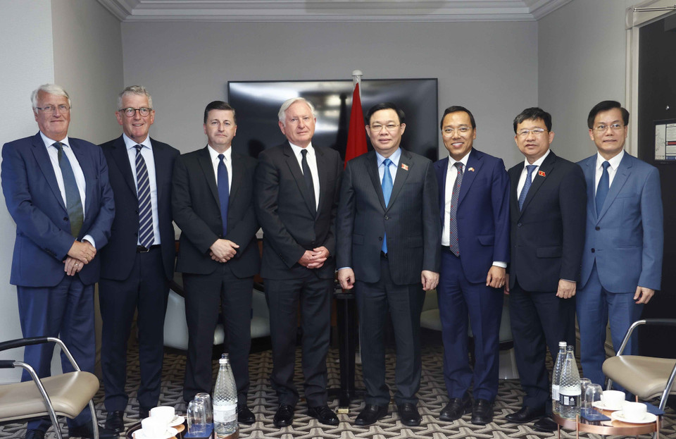 Chủ tịch Quốc hội Vương Đình Huệ tiếp Chủ tịch Pacific Land Partrick Mc Killen. (Ảnh: Doãn Tấn/TTXVN)