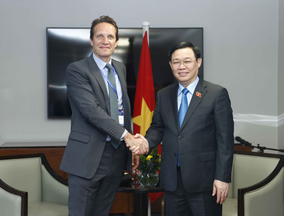 Chủ tịch Quốc hội Vương Đình Huệ tiếp Chủ tịch Tập đoàn Pearson Chris Cuddihy. (Ảnh: Doãn Tấn/TTXVN)