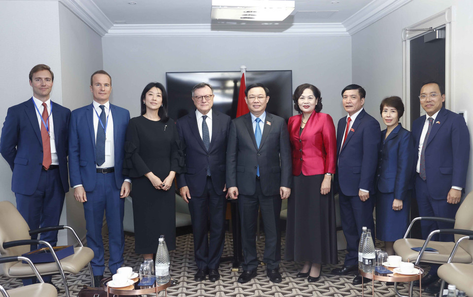 Chủ tịch Quốc hội Vương Đình Huệ tiếp Chủ tịch Tập đoàn Standard Chatered Jose Vinals. (Ảnh: Doãn Tấn/TTXVN)