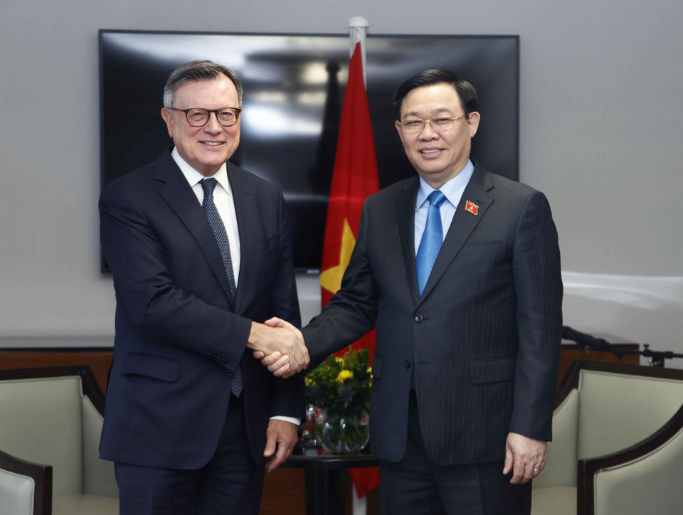 Chủ tịch Quốc hội Vương Đình Huệ tiếp Chủ tịch Tập đoàn Standard Chatered Jose Vinals. (Ảnh: Doãn Tấn/TTXVN)