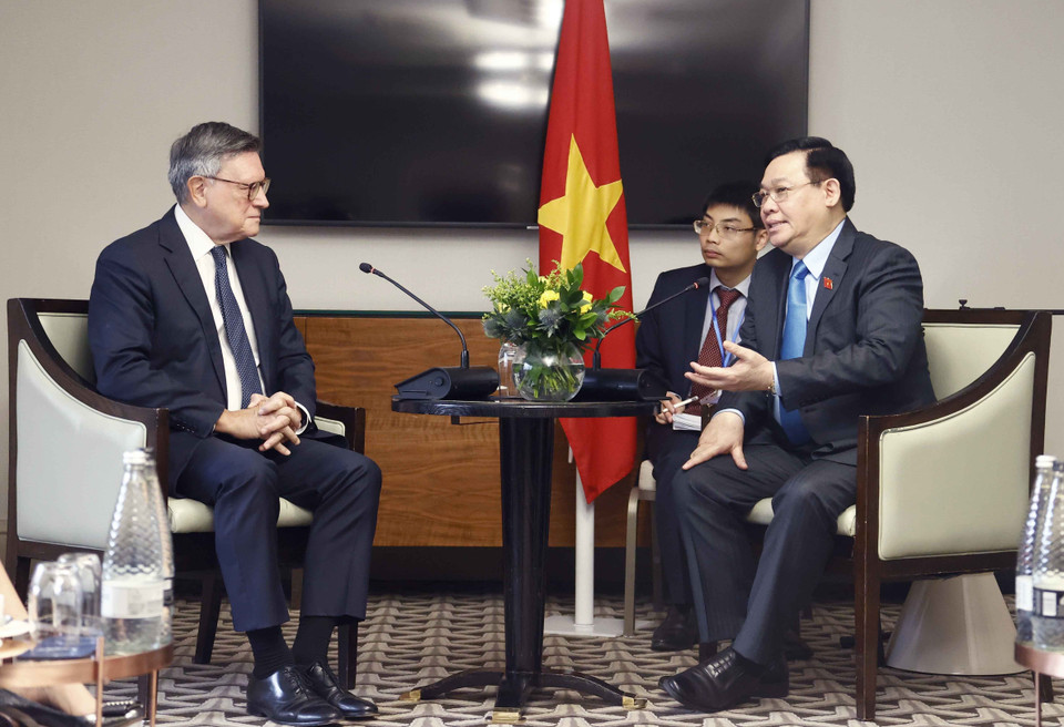 Chủ tịch Quốc hội Vương Đình Huệ tiếp Chủ tịch Tập đoàn Standard Chatered Jose Vinals. (Ảnh: Doãn Tấn/TTXVN)