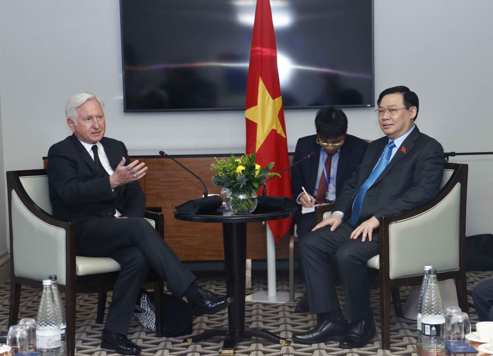 Chủ tịch Quốc hội Vương Đình Huệ tiếp Chủ tịch Pacific Land Partrick Mc Killen. (Ảnh: Doãn Tấn/TTXVN)