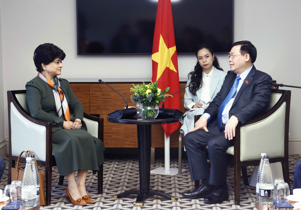 Chủ tịch Quốc hội Vương Đình Huệ tiếp Lãnh đạo Tập đoàn bảo hiểm Prudental do bà Shriti Vadera, Chủ tịch Tập đoàn, làm Trưởng đoàn. (Ảnh: Doãn Tấn/TTXVN)