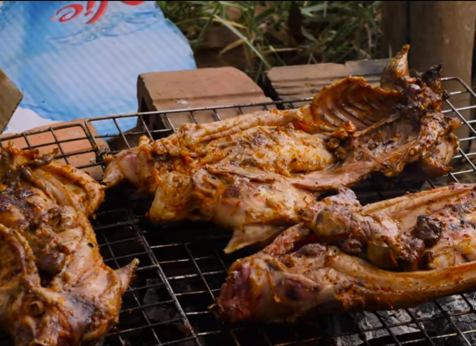 Nói đến thịt chuột, ngay cả nhiều người Việt Nam cũng cảm thấy "khiếp sợ", song đây lại là món đặc sản ở nhiều tỉnh thành trên cả nước, đặc biệt là ở vùng Đồng bằng Sông Cửu Long.