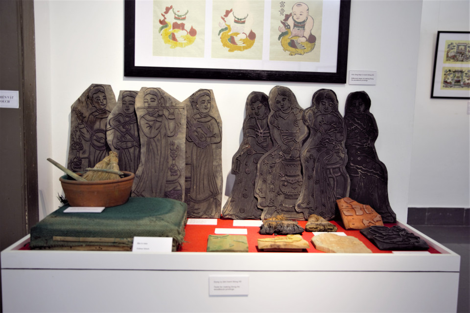 Triển lãm mang đến hơn 100 hiện vật từ tranh in cho đến các ván khắc, dụng cụ làm tranh Đông Hồ. (Ảnh: Vi Diệu/Vietnam+)