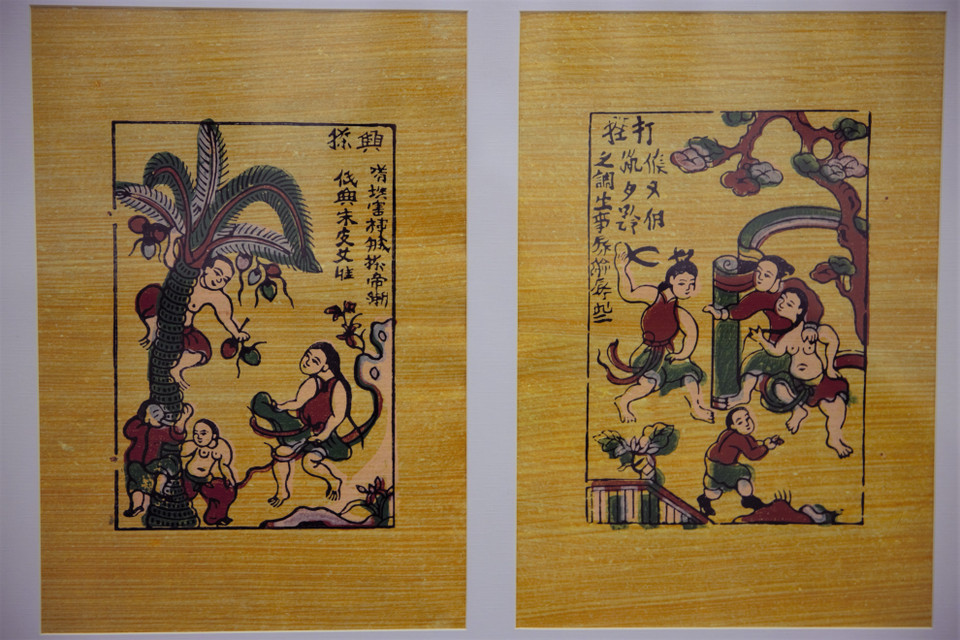 Các bức tranh dân gian Đông Hồ được trưng bày tại triển lãm. (Ảnh: Vi Diệu/Vietnam+)