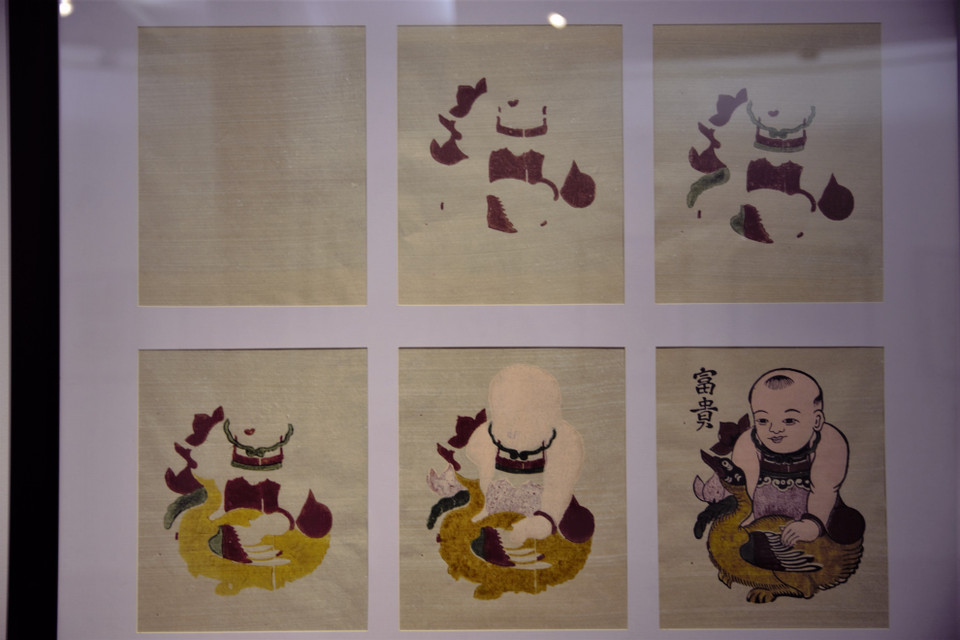 Các bước làm tranh Đông Hồ. (Ảnh: Vi Diệu/Vietnam+)