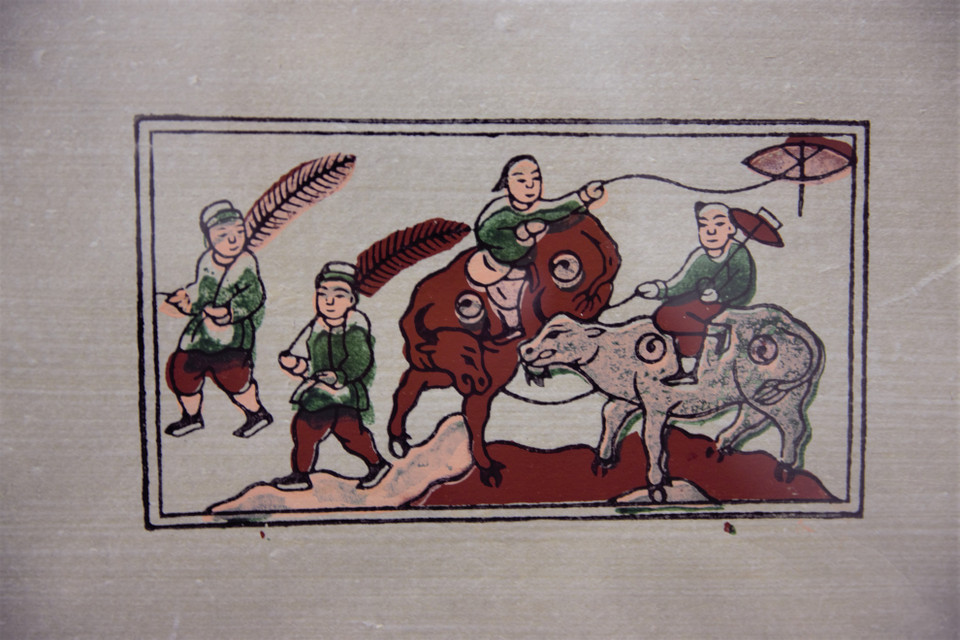 Các bức tranh dân gian Đông Hồ được trưng bày tại triển lãm. (Ảnh: Vi Diệu/Vietnam+)