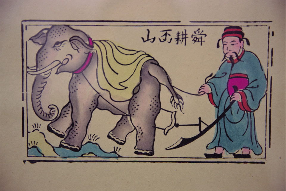 Các bức tranh dân gian Đông Hồ được trưng bày tại triển lãm. (Ảnh: Vi Diệu/Vietnam+)