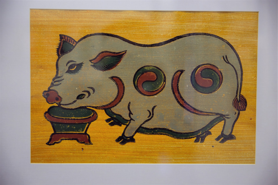 Các bức tranh dân gian Đông Hồ được trưng bày tại triển lãm. (Ảnh: Vi Diệu/Vietnam+)