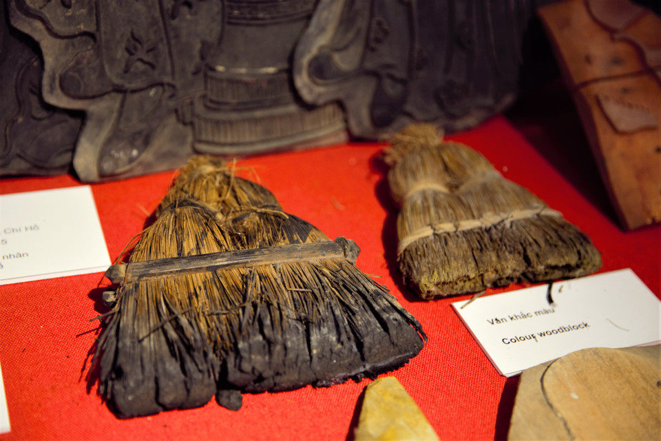 Các dụng cụ làm tranh Đông Hồ. (Ảnh: Vi Diệu/Vietnam+)