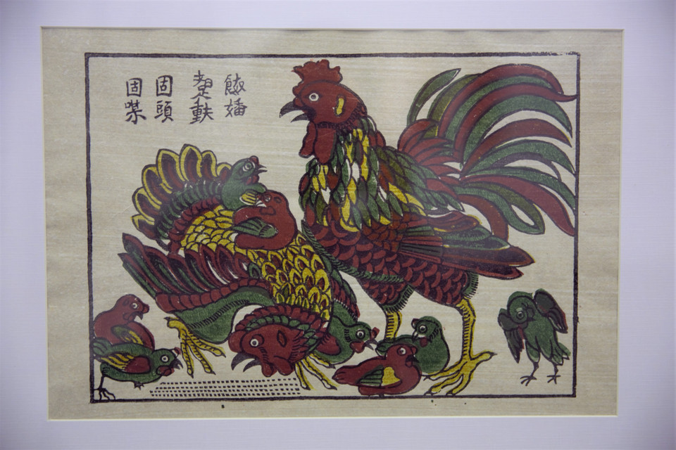 Các bức tranh dân gian Đông Hồ được trưng bày tại triển lãm. (Ảnh: Vi Diệu/Vietnam+)