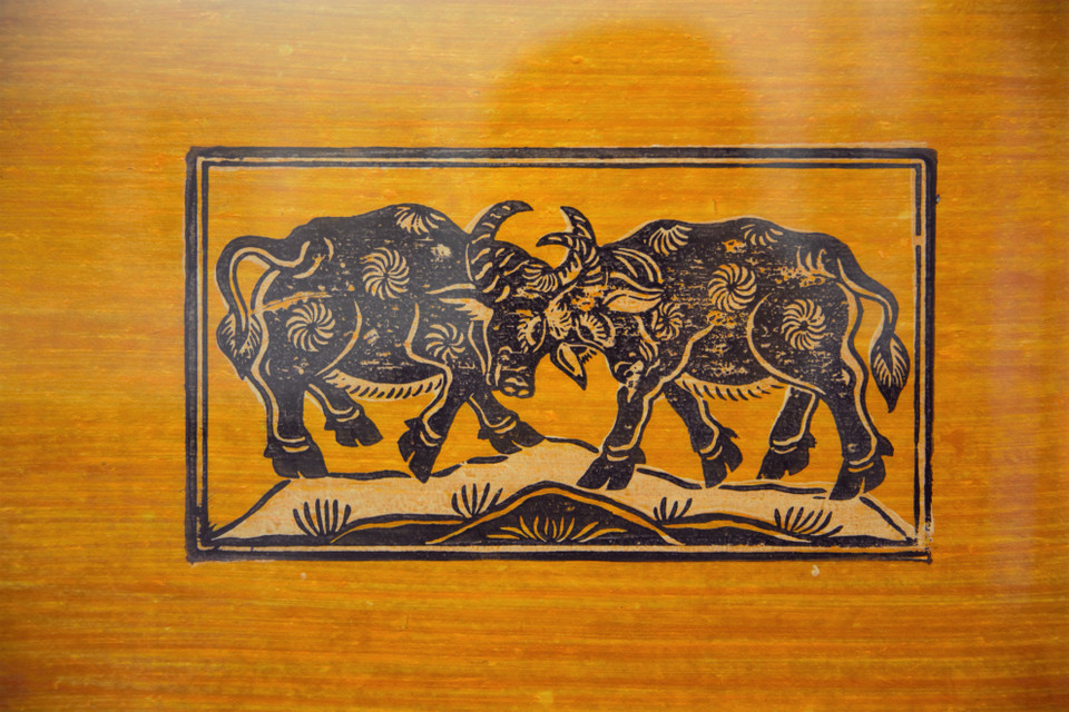 Các bức tranh dân gian Đông Hồ được trưng bày tại triển lãm. (Ảnh: Vi Diệu/Vietnam+)