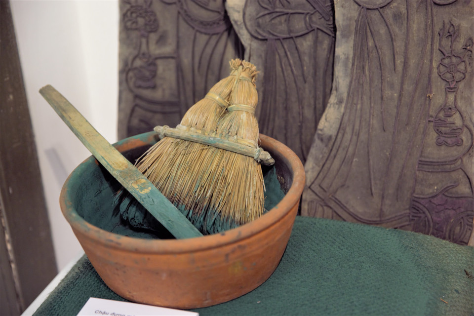 Các dụng cụ làm tranh Đông Hồ. (Ảnh: Vi Diệu/Vietnam+)