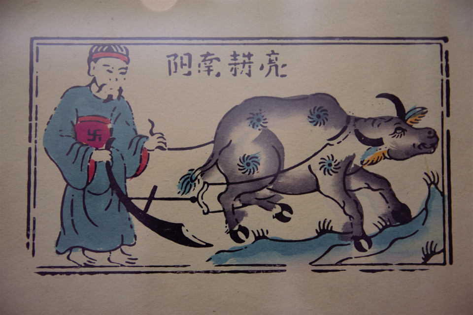 Các bức tranh dân gian Đông Hồ được trưng bày tại triển lãm. (Ảnh: Vi Diệu/Vietnam+)