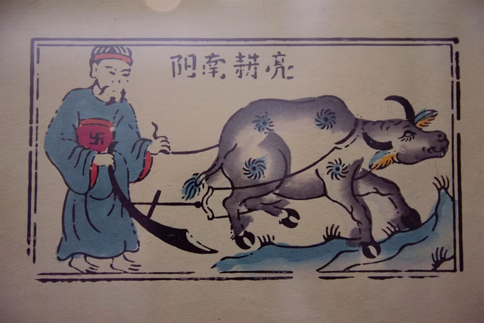 Các bức tranh dân gian Đông Hồ được trưng bày tại triển lãm. (Ảnh: Vi Diệu/Vietnam+)