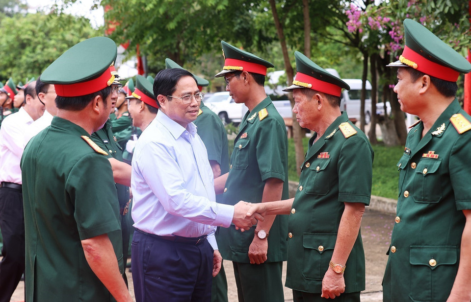 Thủ tướng Phạm Minh Chính thăm cán bộ, chiến sỹ Bộ Chỉ huy Quân sự tỉnh Đắk Lắk. (Ảnh: Dương Giang/TTXVN)