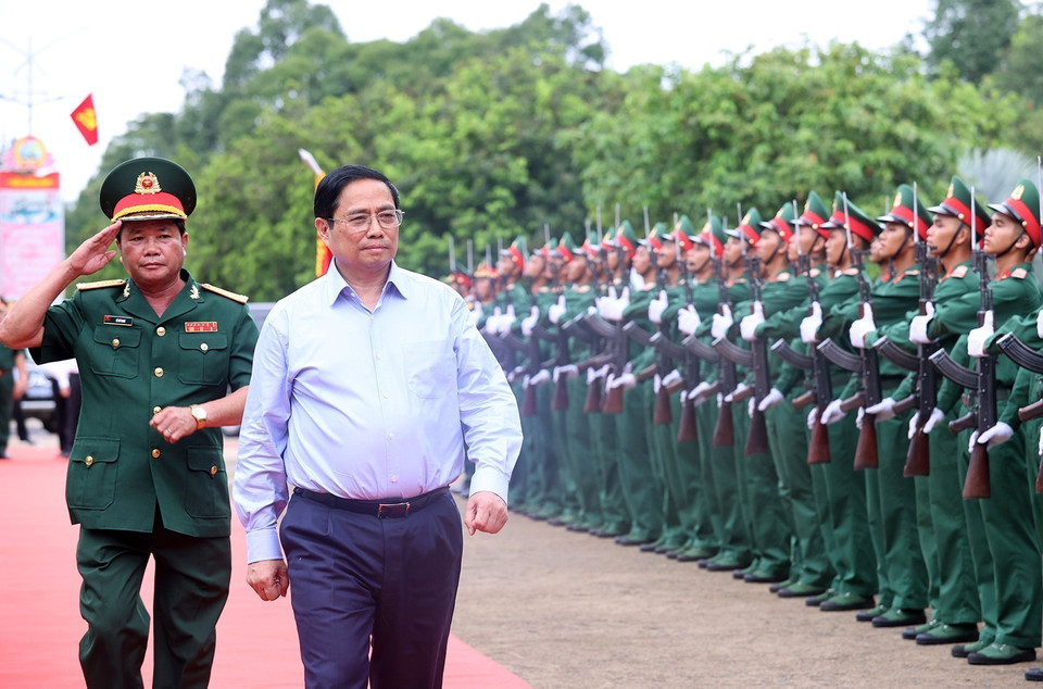 Thủ tướng Phạm Minh Chính thăm cán bộ, chiến sỹ Bộ Chỉ huy Quân sự tỉnh Đắk Lắk. (Ảnh: Dương Giang/TTXVN)